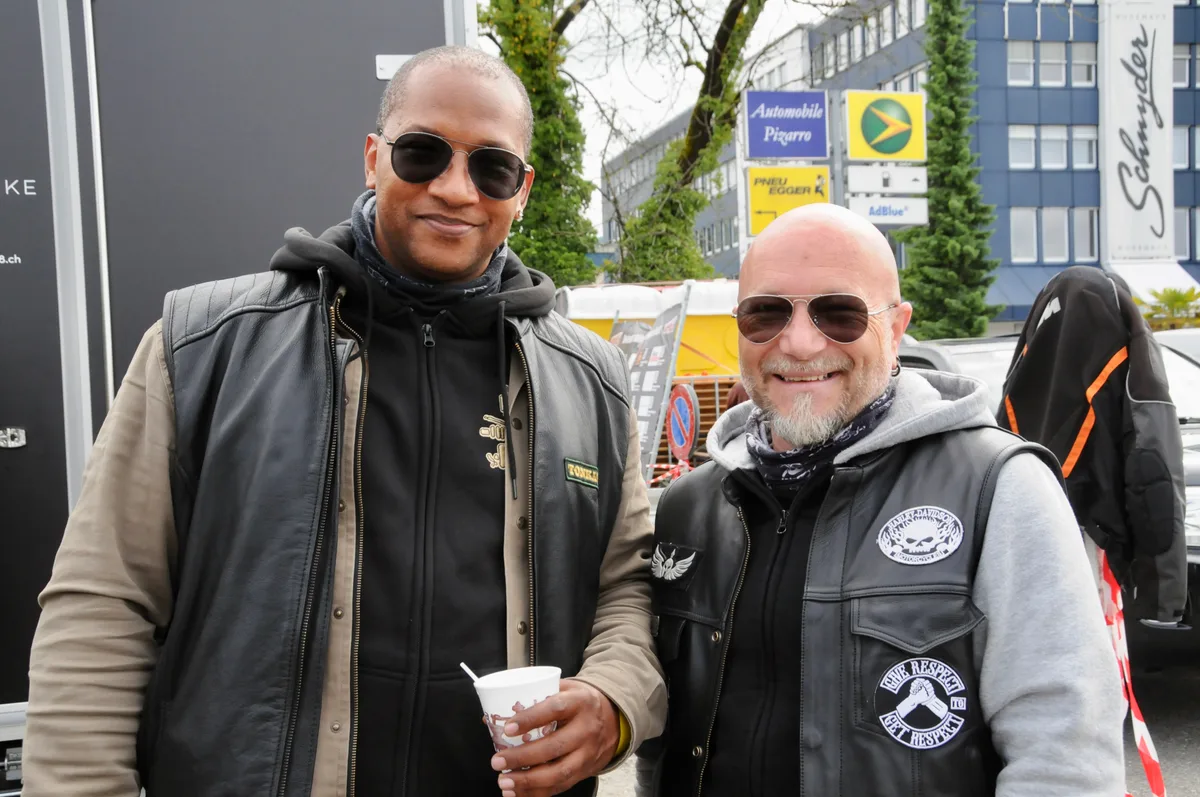 Kevin (links) und Dave, zwei eingefleischte Harley-Fahrer mit viel Humor – und Respekt. Knapp 170 Personen nehmen dieses Jahr am traditionellen Ramp Ride teil.